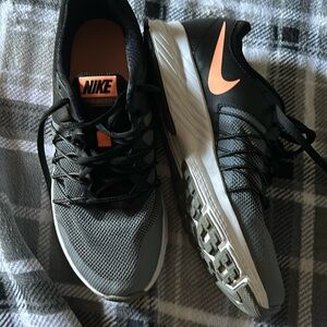 Nike tennis shoes women